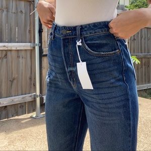 Loose fitting jeans. With rips. Very comfortable and stretchy size 5.